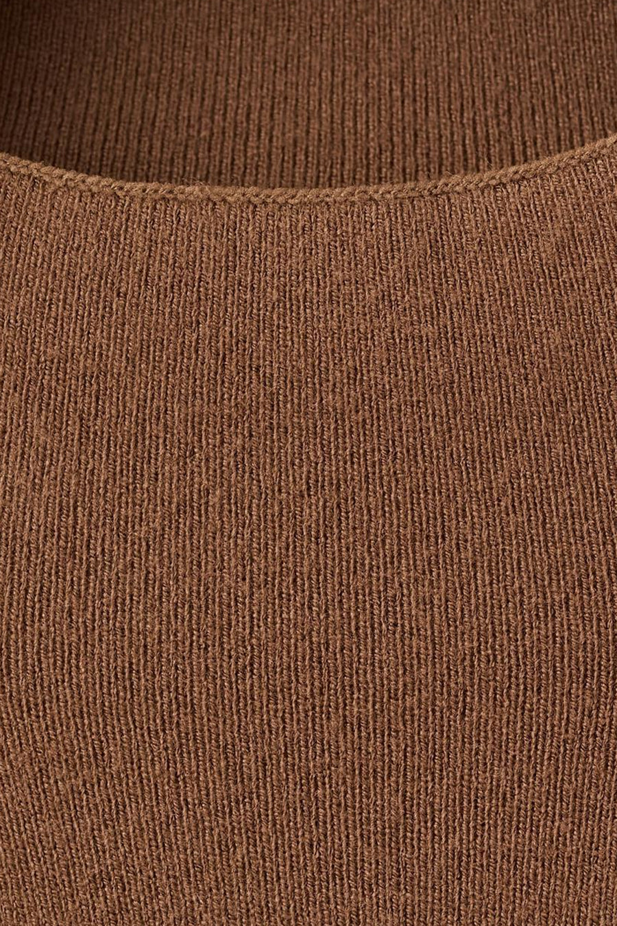 Pull à col roulé brun de MANGO, en tricot côtelé fin, avec une encolure arrondie.
