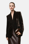 Bruine blazer van MANGO, gedragen met een bruine leren rok en een houten clutch.