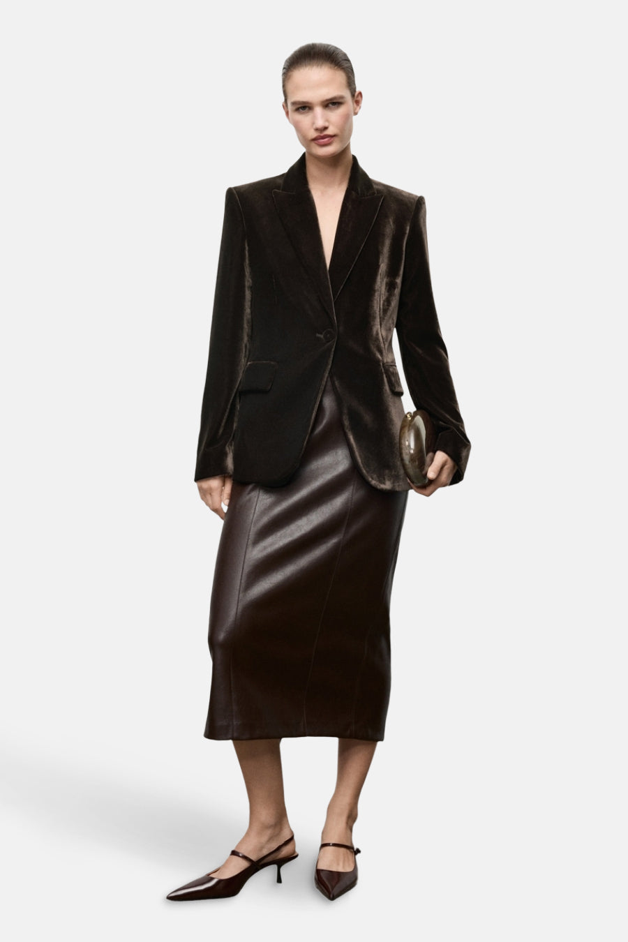 Bruine blazer van fluweel van MANGO, gedragen met een leren kokerrok en bijpassende pumps.