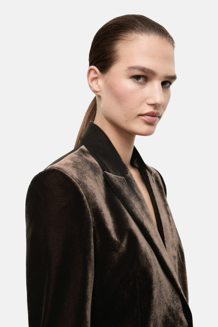 Bruine blazer van MANGO, met een zwarte kraag en een rijke textuur.