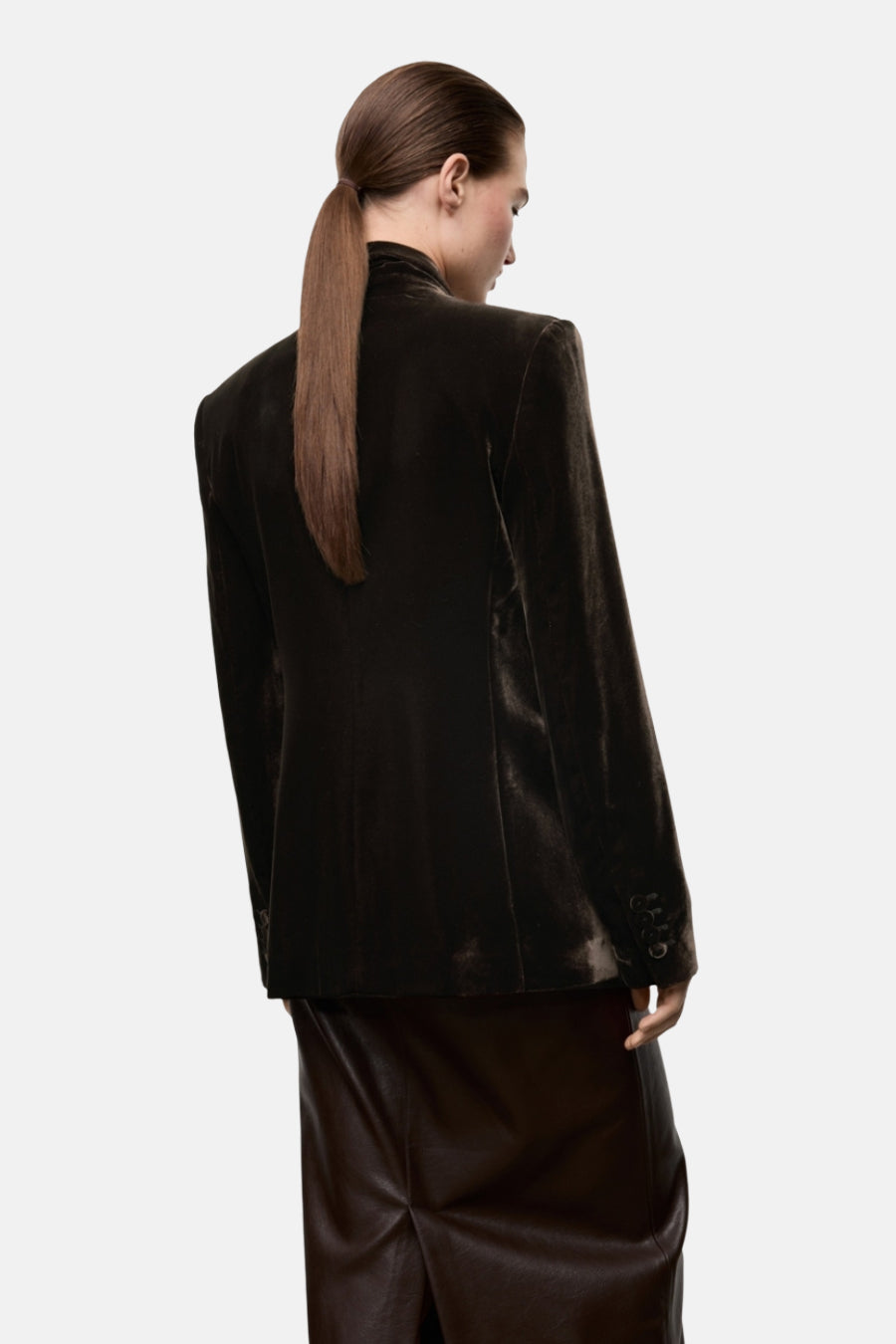 Bruine blazer van MANGO, met een nauwsluitende pasvorm en een zachte textuur, gedragen met een leren rok.