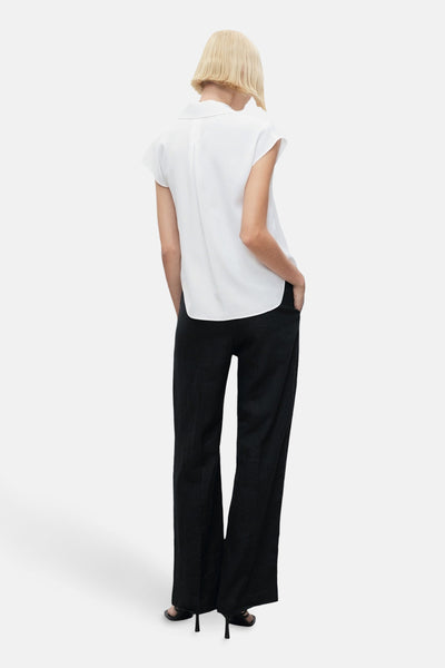 Chemisier blanc sans manches de MANGO, avec un col classique et une coupe décontractée.
