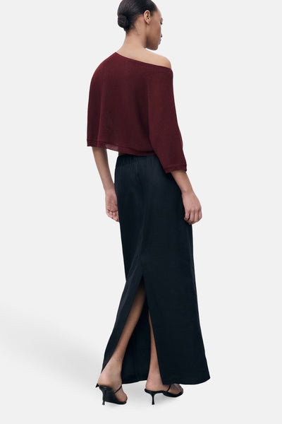 Bordeaux ronde hals trui van MANGO, casual stijl, gedragen met een lange zwarte rok met split en muiltjes met hak.