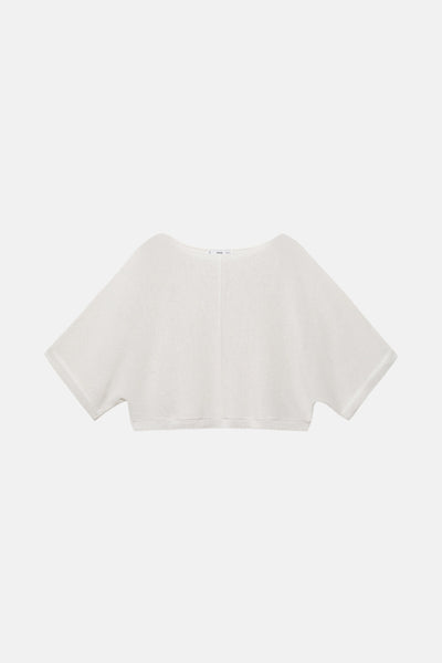 Pull à col rond blanc de MANGO, coupe courte avec manches chauve-souris.
