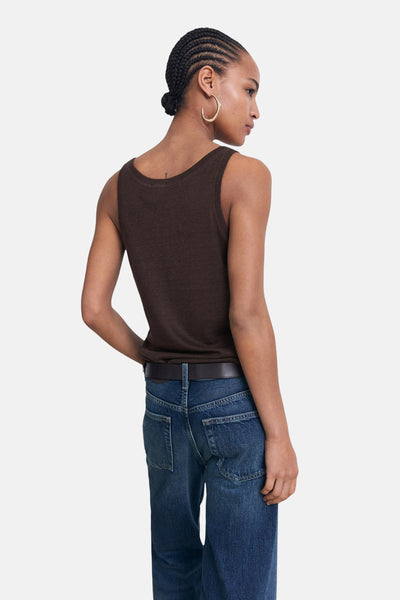 Bruin hemdje van MANGO, gedragen met een high-waisted jeans en gouden oorbellen.