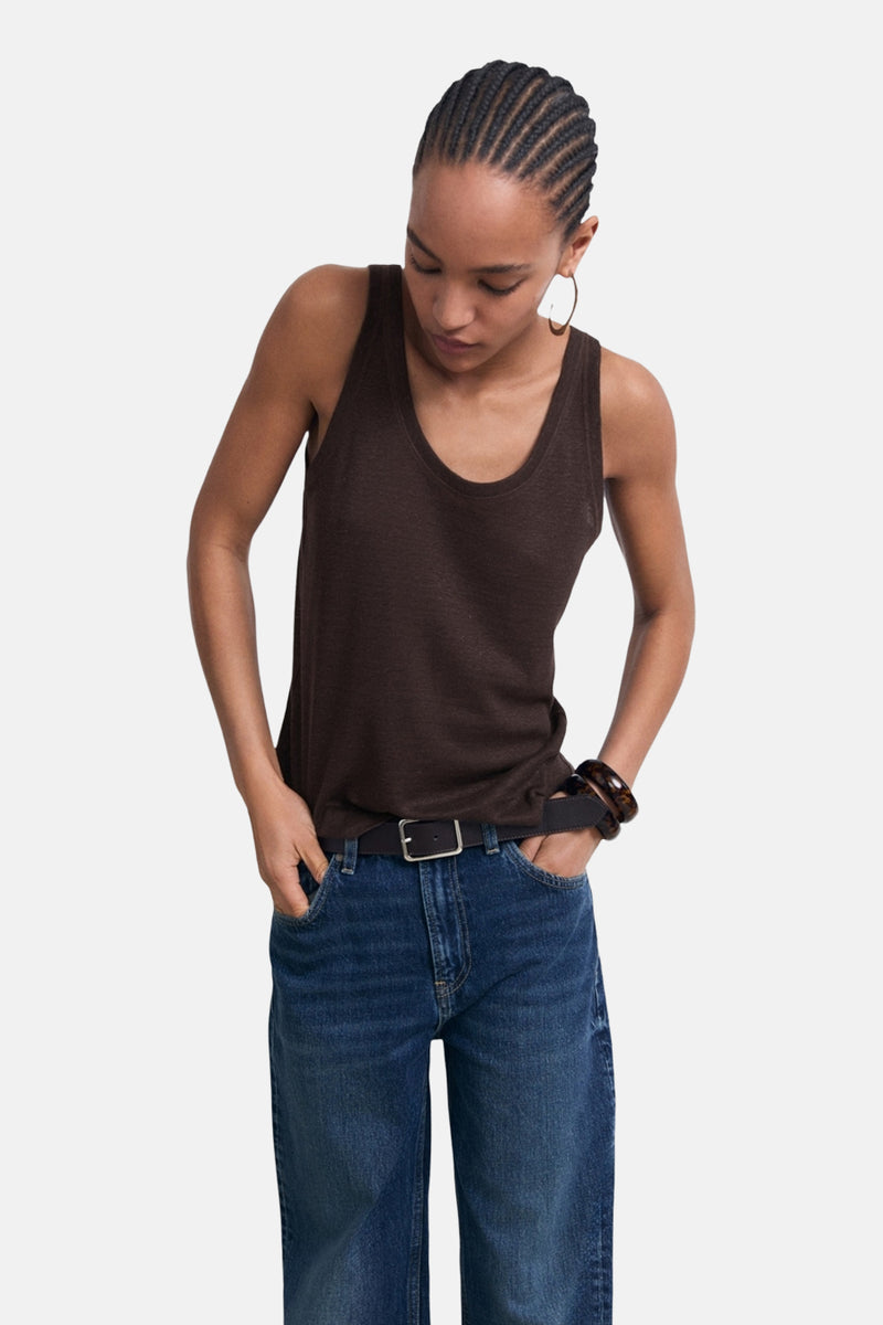 Bruin hemdje van MANGO, gedragen met een blauwe jeans en een zwarte riem, met Afrikaanse vlechten.