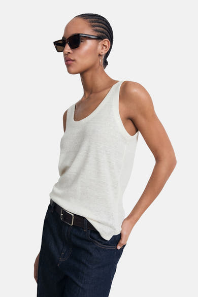 Beige tanktop van MANGO, gedragen met een high-waisted jeans en vierkante zonnebril.