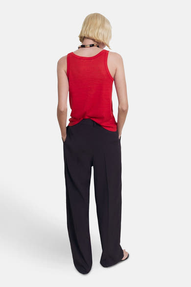 Rood hemdje van MANGO, met een zwarte ketting en gedragen met een wijde zwarte broek.