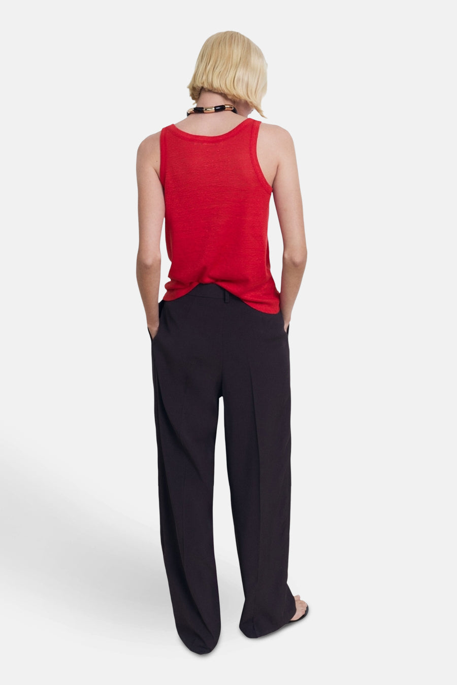 Rood hemdje van MANGO, met een zwarte ketting en gedragen met een wijde zwarte broek.