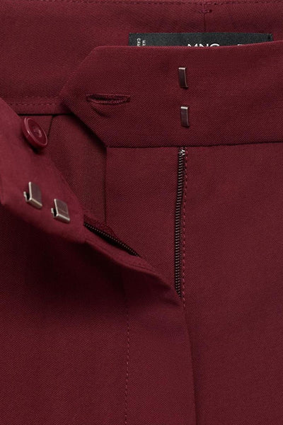 Sac à bandoulière rouge de MANGO, avec fermeture éclair, bouton et agrafes argentées.