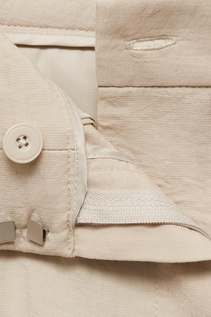 Beige broek van MANGO met een knoopsluiting, haak-en-oogsluiting en een fijn geweven textuur.
