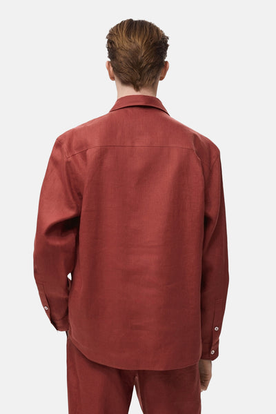 Chemise à manches longues rouge de MANGO, vue de dos, en tissu texturé avec détails de couture.