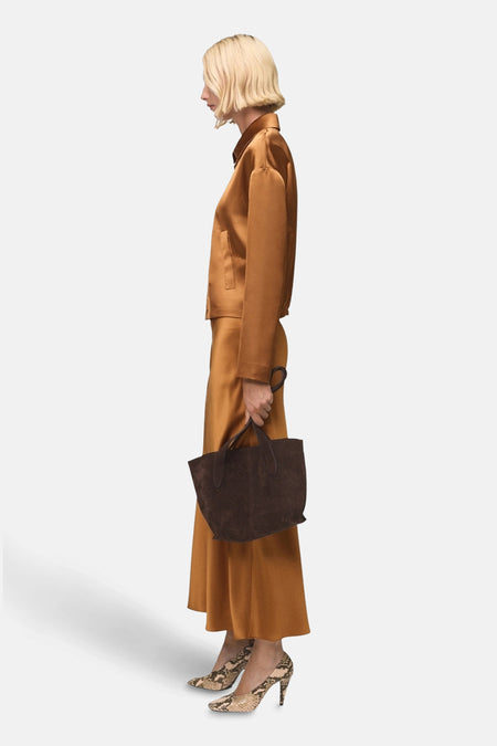 Lange bruine rok van MANGO, met een jasje en slangenprint pumps.