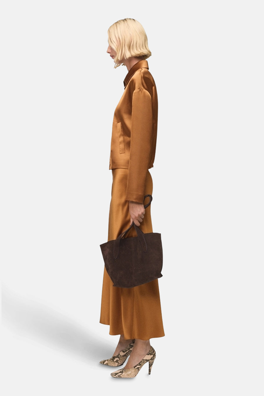 Jupe longue marron de MANGO, avec une veste et des escarpins à motif peau de serpent.
