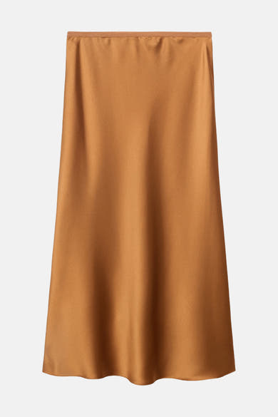 Jupe longue marron en satin par MANGO, avec une taille élastique et une coupe droite.