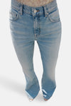 Jean évasé bleu clair de MANGO, style denim délavé, coupe bootcut moderne.
