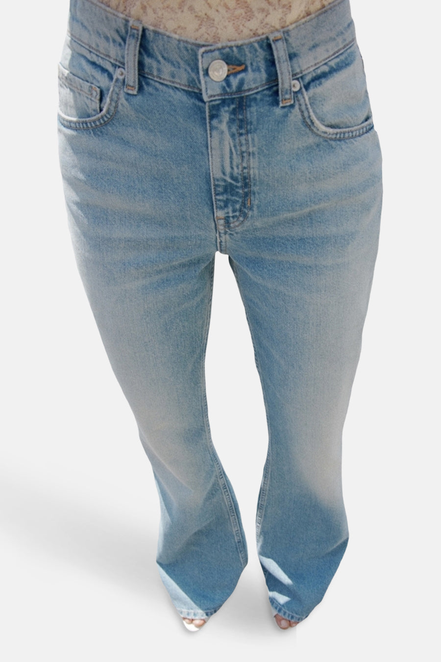 Jean évasé bleu clair de MANGO, style denim délavé, coupe bootcut moderne.
