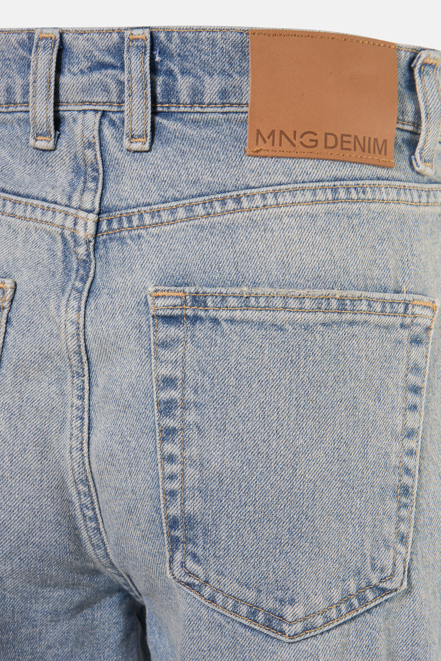 Jean évasé bleu clair de MANGO, détail de la poche arrière et de l'étiquette en cuir.
