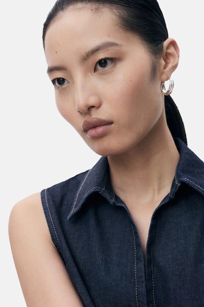 Donkerblauwe denim blouse van MANGO, mouwloos met zichtbare naden.