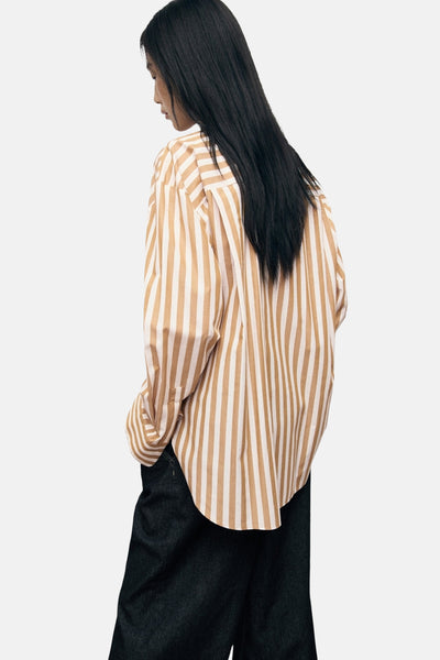 Chemise rayée à manches longues multicolore de MANGO, vue de dos avec pantalon bleu foncé.
