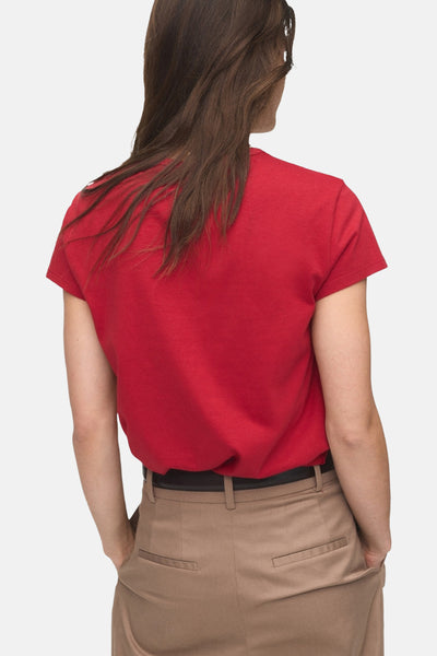 Rood T-shirt met korte mouwen van MANGO, gedragen met een beige broek, achtergezicht.
