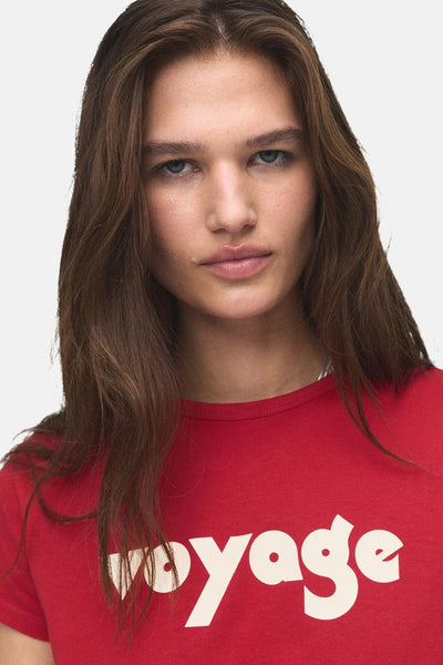 T-shirt rouge à manches courtes de MANGO, avec le mot « voyage » en blanc.