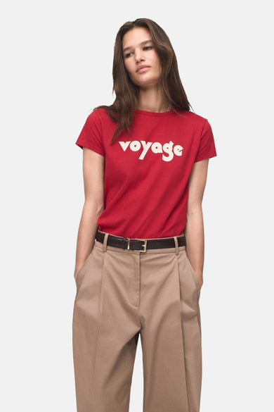Rood T-shirt met korte mouwen van MANGO, met het woord "voyage" in witte letters, gedragen met een beige broek met hoge taille.