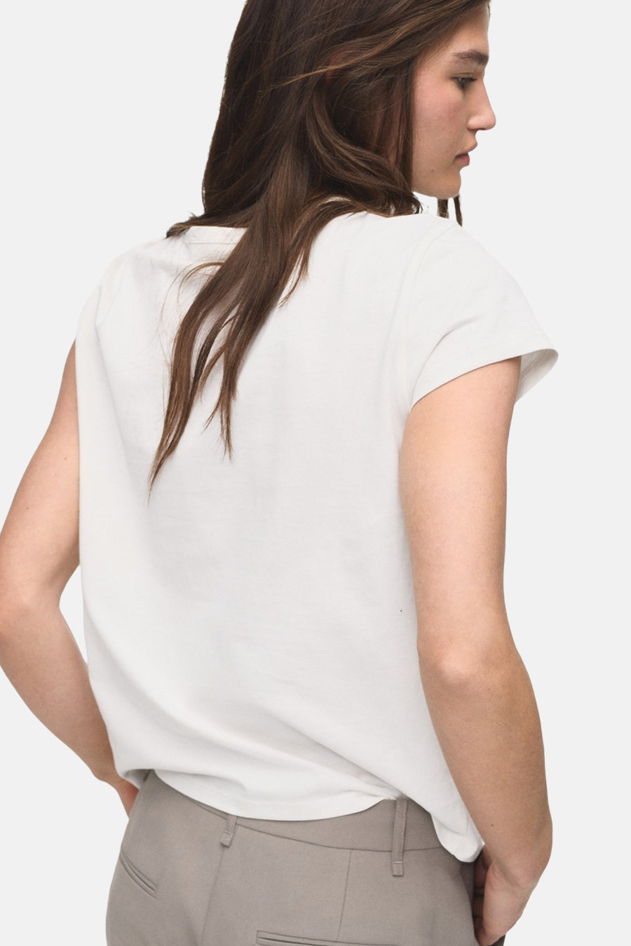 T-shirt blanc à manches courtes de MANGO, porté avec un pantalon beige, vue de dos.
