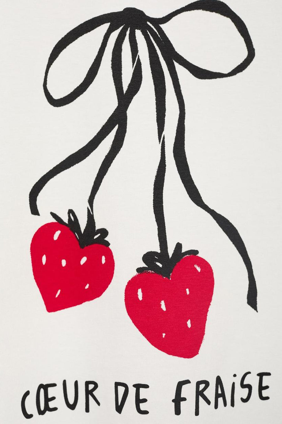 T-shirt à manches courtes blanc de MANGO, avec motif de fraises suspendues à un nœud noir.
