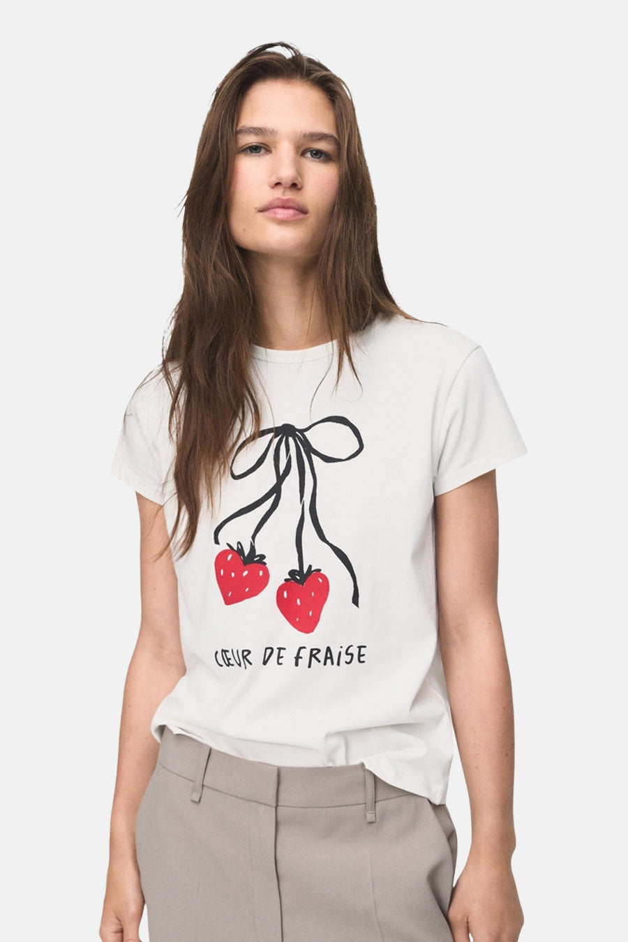 T-shirt blanc à manches courtes de MANGO avec motif fraises et inscription "cœur de fraise".