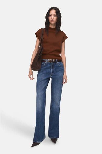 Débardeur marron de MANGO porté avec un jean taille haute, une ceinture et un sac marron.