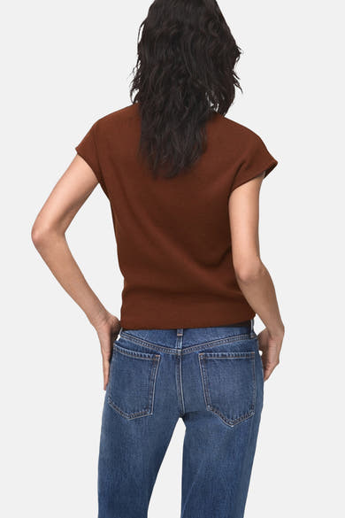 Top sans manches brun de MANGO, porté avec un jean bleu, vue de dos.
