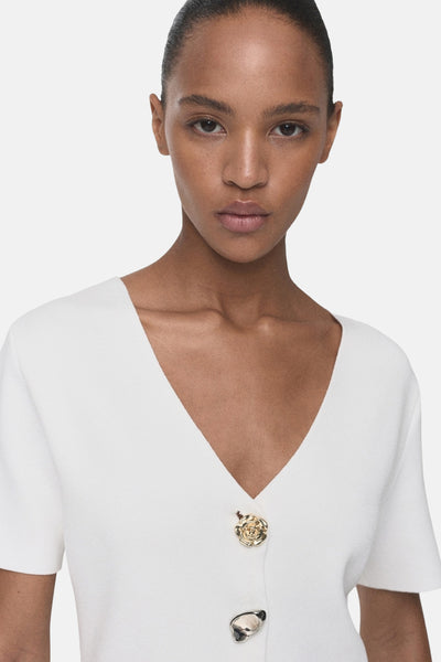 Witte cardigan met korte mouwen van MANGO, versierd met decoratieve knopen en een V-hals.