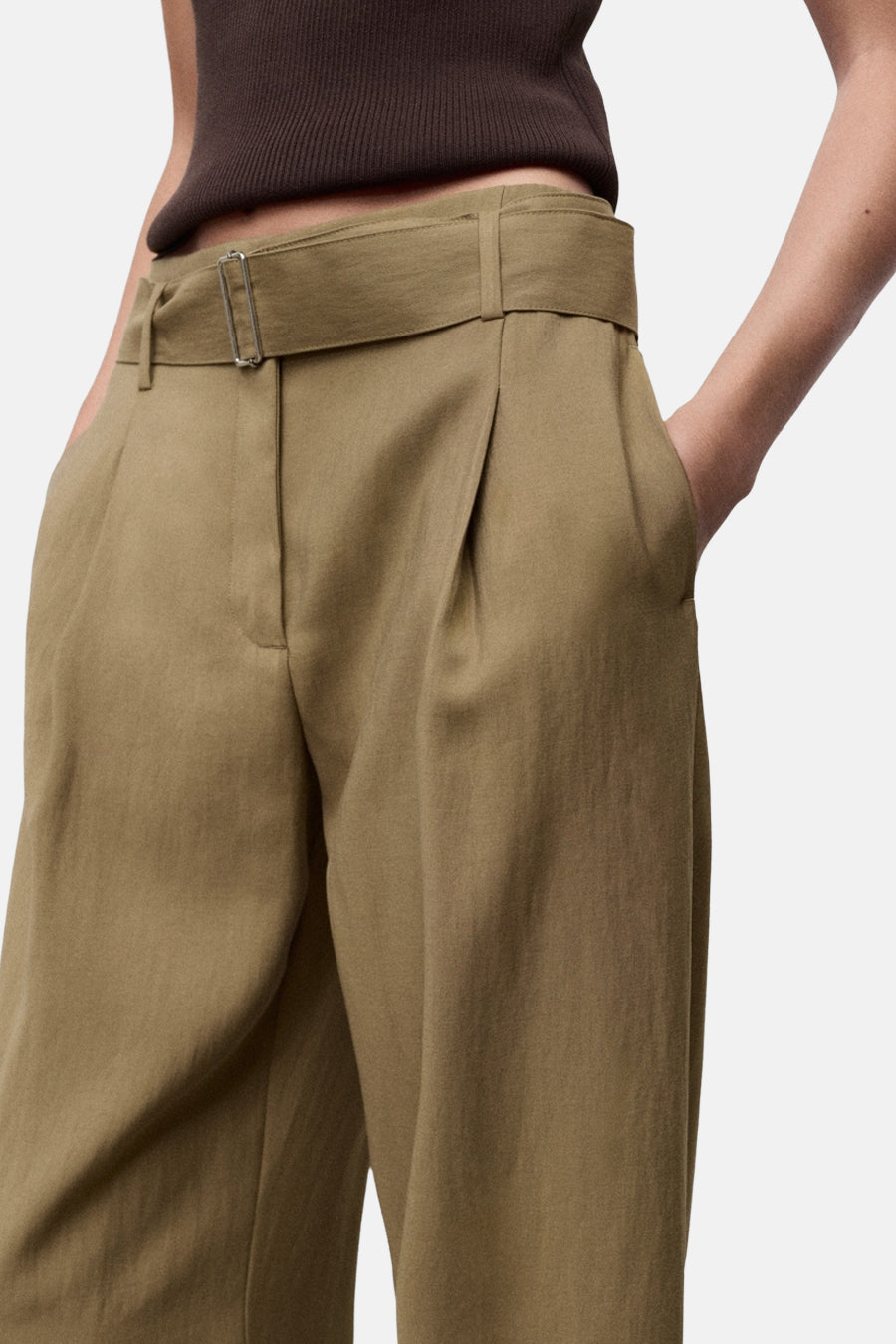 Pantalon kaki à plis par MANGO, avec ceinture assortie et poches latérales.