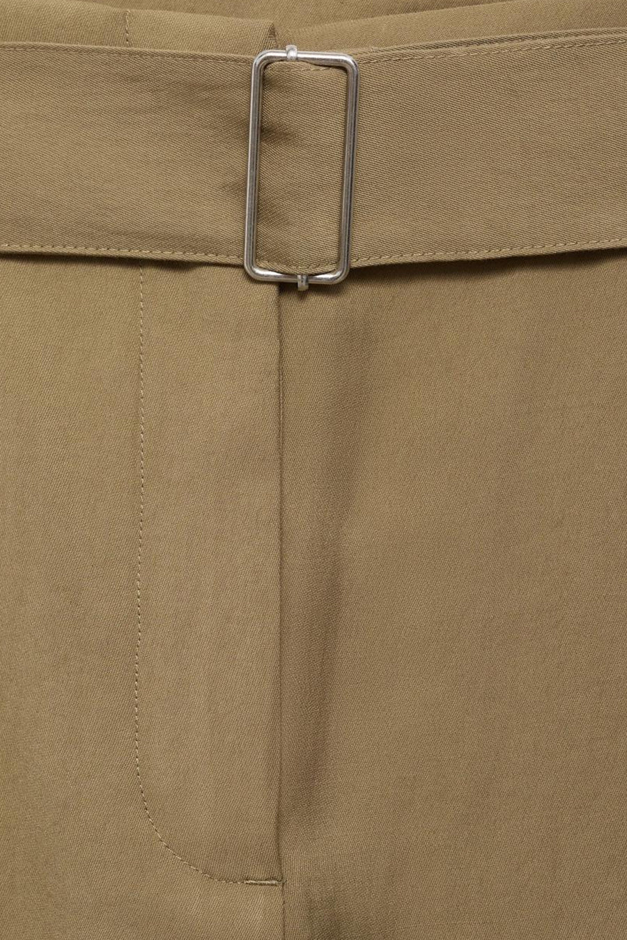 Pantalon kaki de MANGO, avec une boucle de ceinture rectangulaire argentée et une couture verticale centrale.
