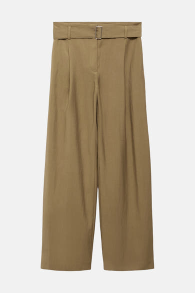 Pantalon kaki à jambes larges de MANGO, avec ceinture à boucle argentée et plis discrets.