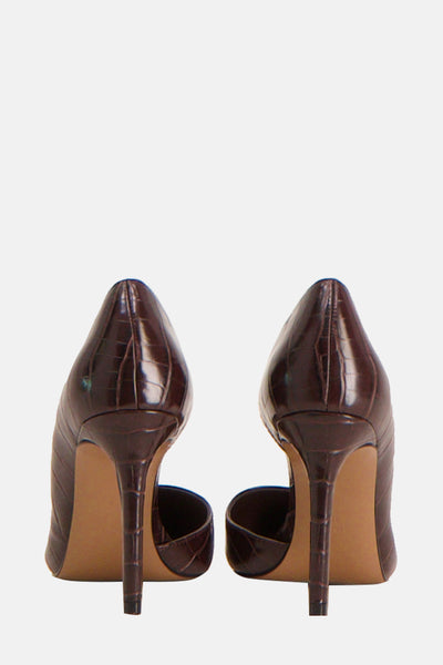 Escarpins marron effet croco de MANGO, vus de derrière avec un talon aiguille fin.
