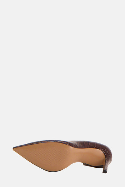 Escarpin brun en relief imitation crocodile par MANGO, semelle vue de dessous sur fond clair.
