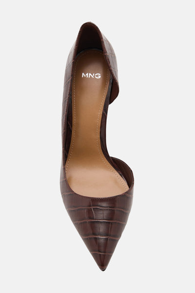 Escarpins marron en cuir par MANGO, avec un motif crocodile texturé et bout pointu.
