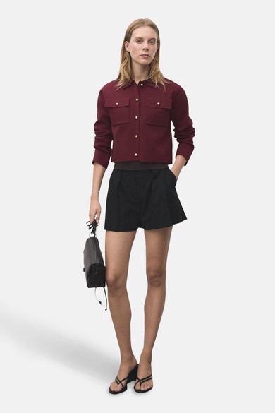 Bordeaux vest van MANGO, met klepzakken en gouden knopen.