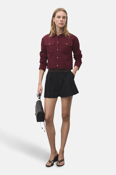 Bordeaux vest van MANGO, met klepzakken en gouden knopen.
