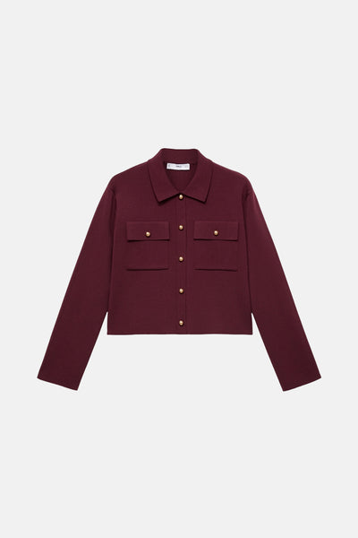 Cardigan bordeaux par MANGO, avec poches à rabat et boutons dorés.