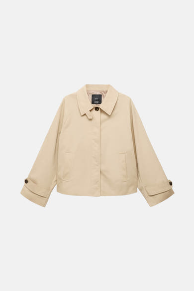 Veste courte beige de MANGO avec manches trois-quarts et poches plaquées.
