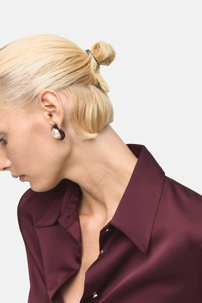Chemise bordeaux à manches longues de MANGO, en satin, avec col classique et boutons dorés.