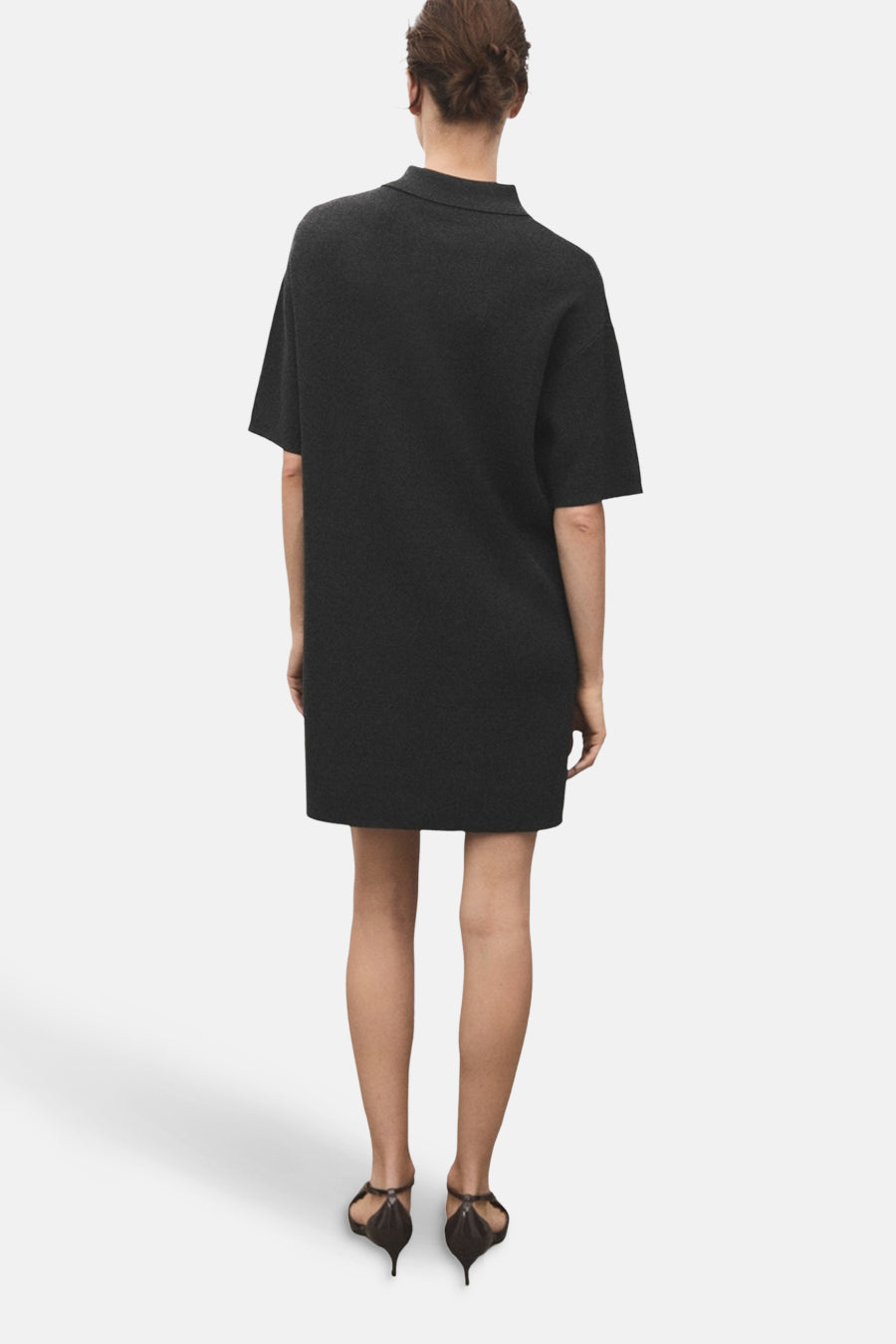 Robe grise à manches courtes de MANGO, vue de dos, avec chaussures marron à talons.
