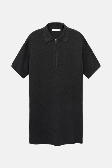 Robe grise à manches courtes de MANGO, avec col polo et fermeture éclair argentée, sur fond uni.
