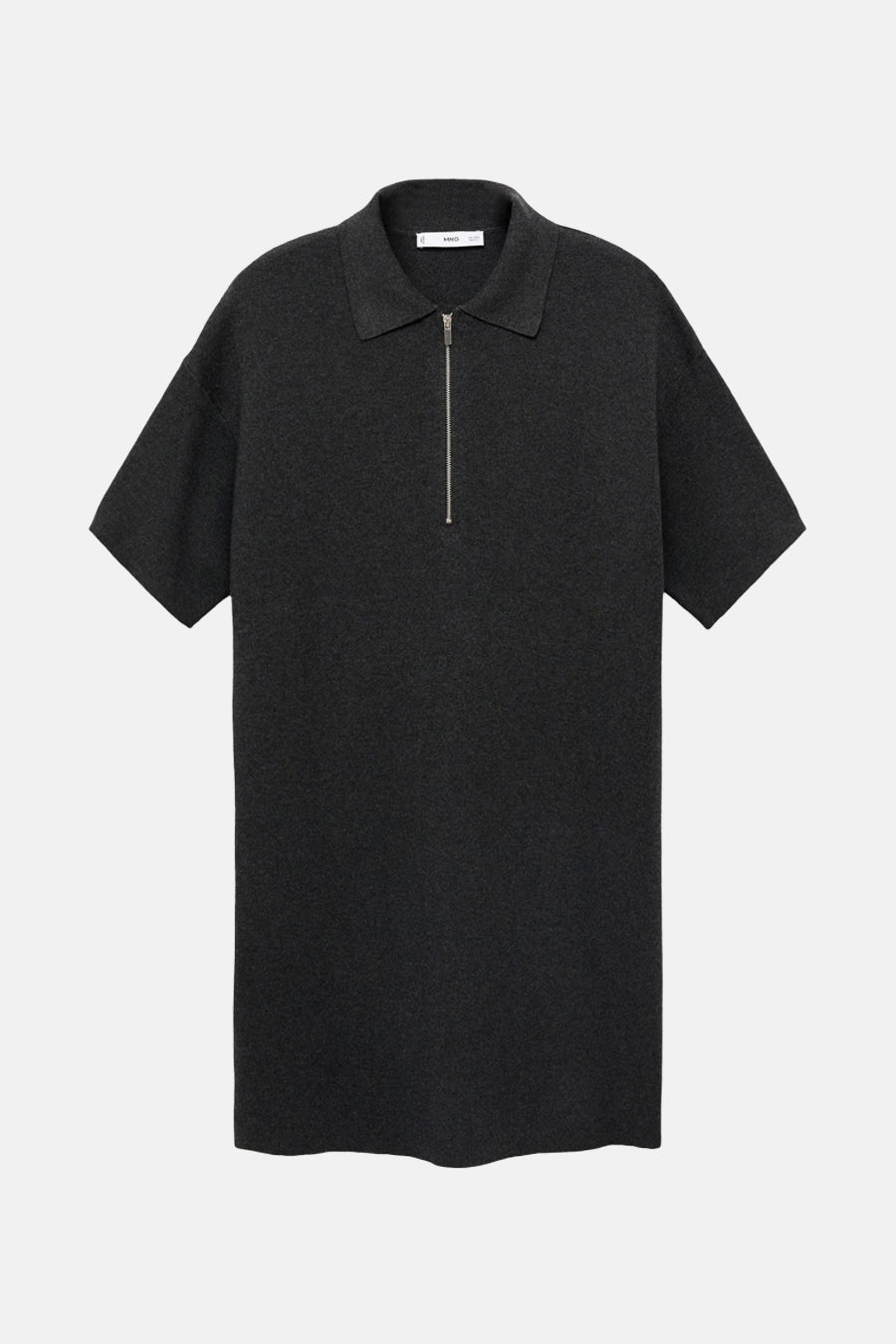 Robe grise à manches courtes de MANGO, avec col polo et fermeture éclair argentée, sur fond uni.
