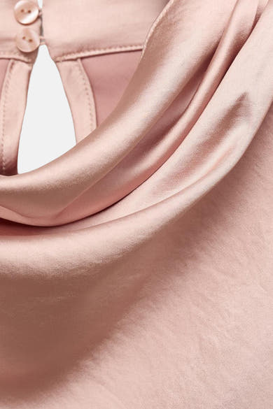 Roze satijnen blouse van MANGO, met gedrapeerde kraag en knoopsluiting.