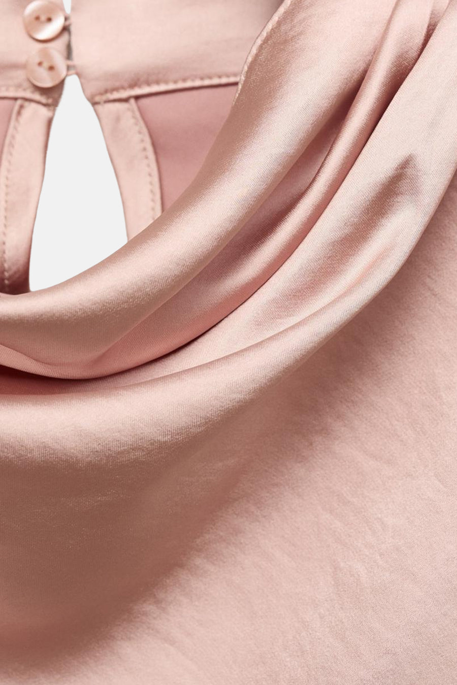 Roze satijnen blouse van MANGO, met gedrapeerde kraag en knoopsluiting.