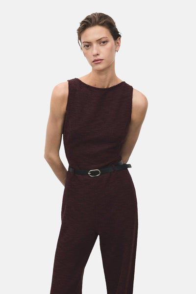 Bordeaux jumpsuit van MANGO, met zwarte riem en rechte pasvorm, gedragen door een model.